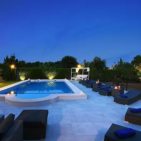 Holiday home Mit Pool, Grill Und Grosszuegigem Anwesen